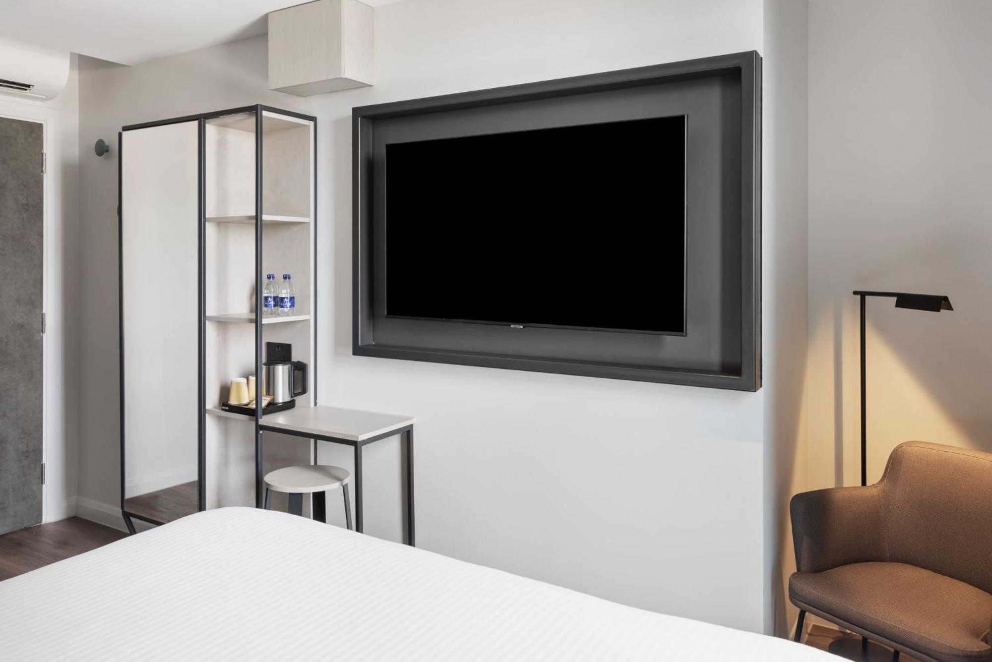 Spark By Hilton London Ромфорд Екстериор снимка