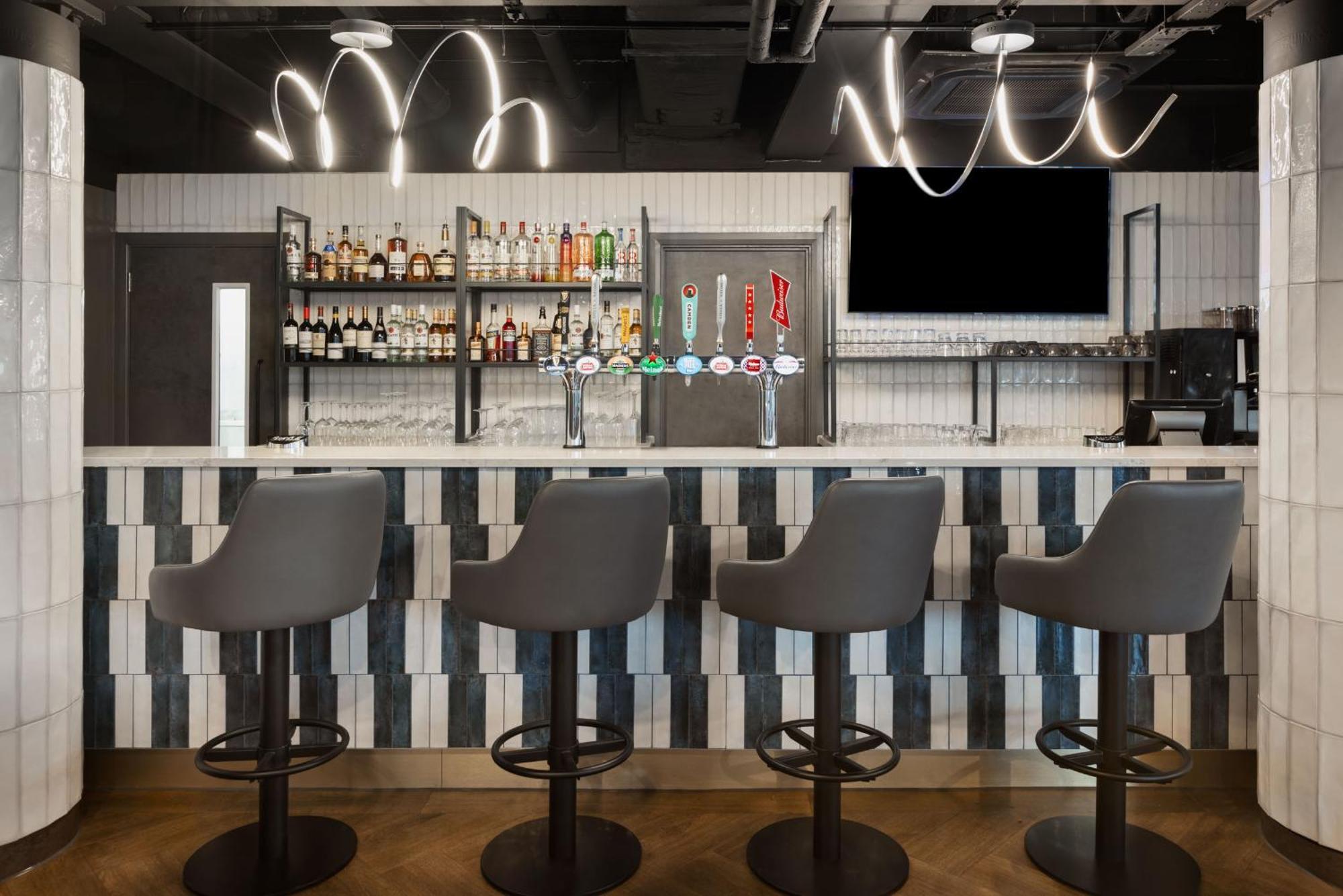 Spark By Hilton London Ромфорд Екстериор снимка