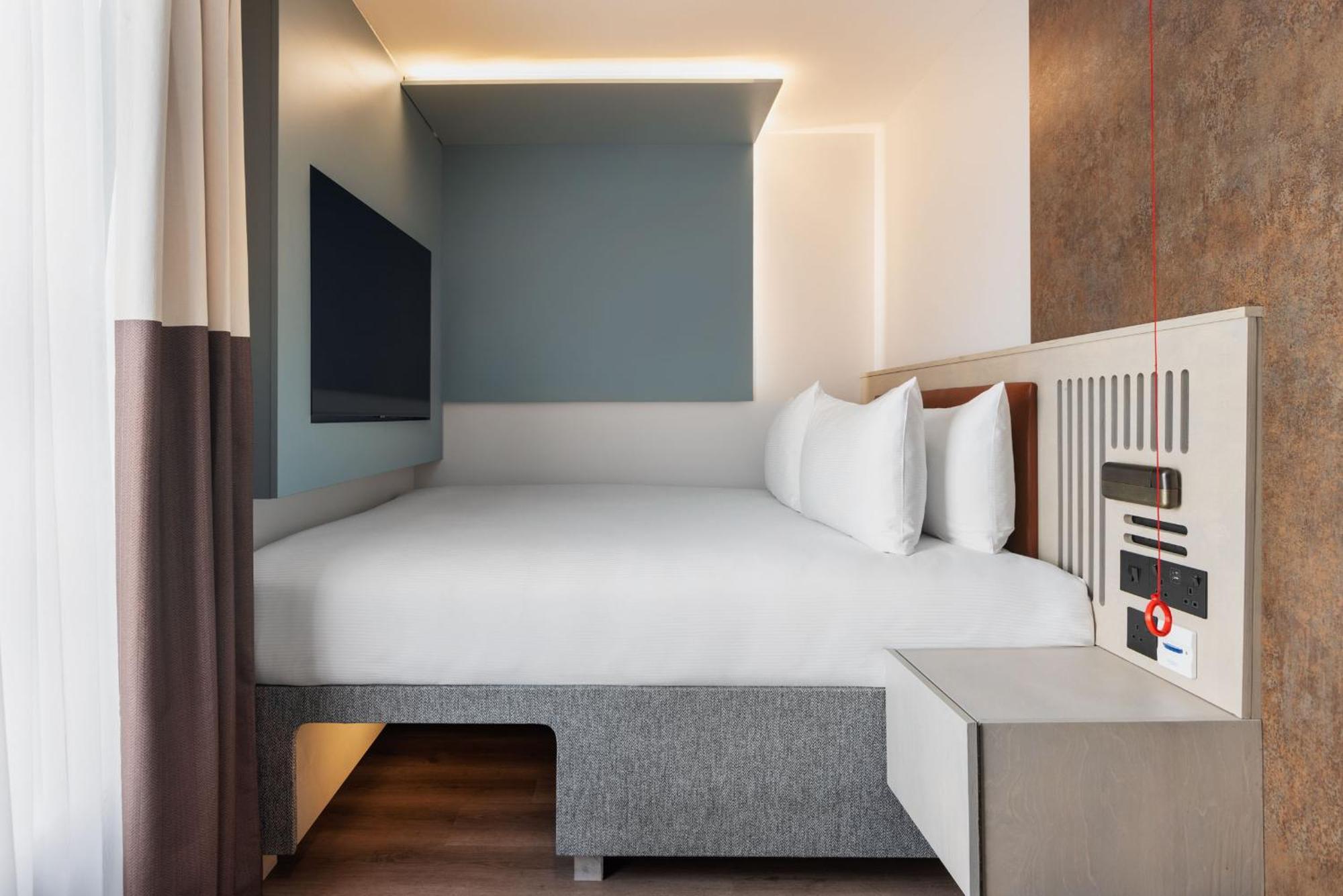 Spark By Hilton London Ромфорд Екстериор снимка