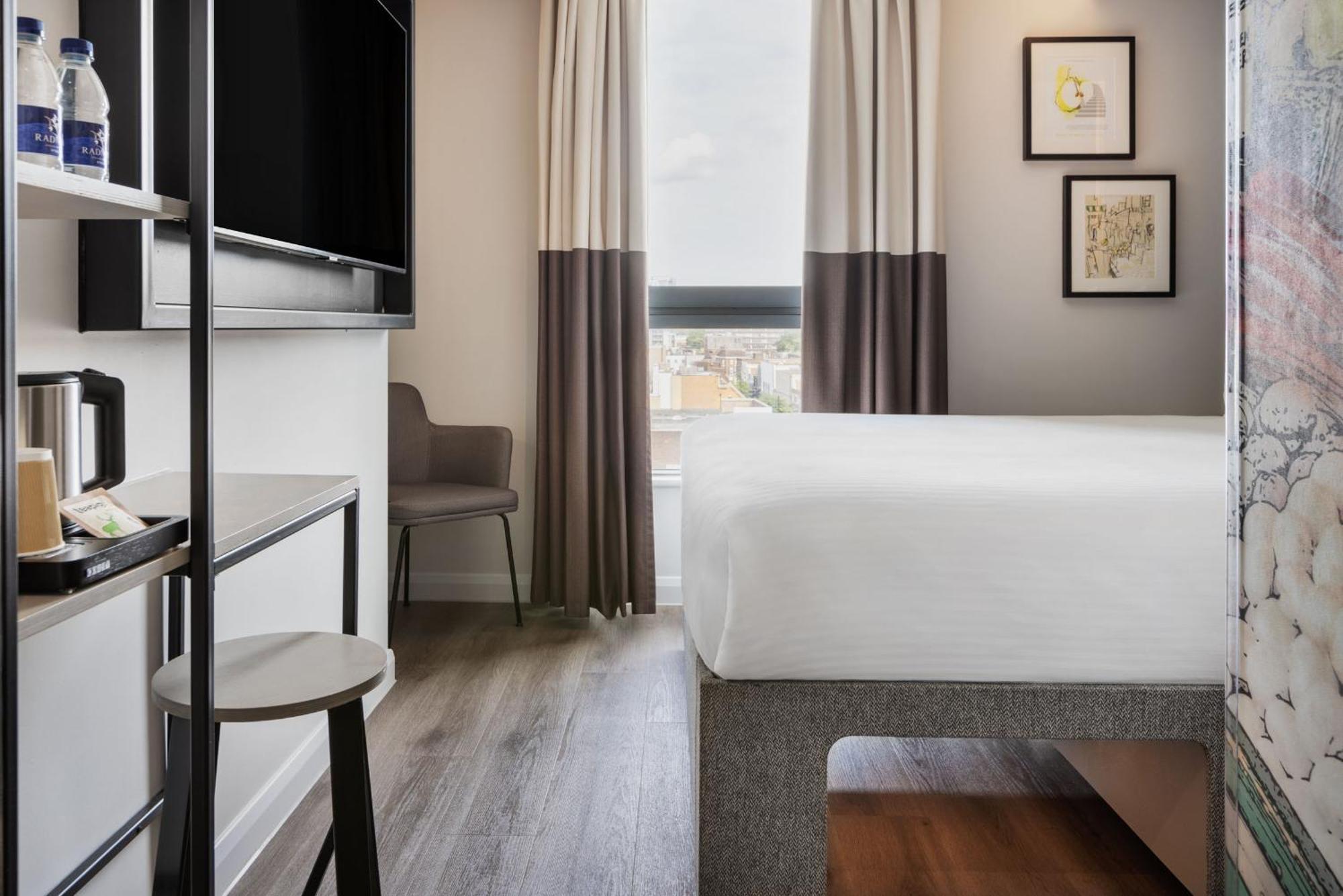 Spark By Hilton London Ромфорд Екстериор снимка