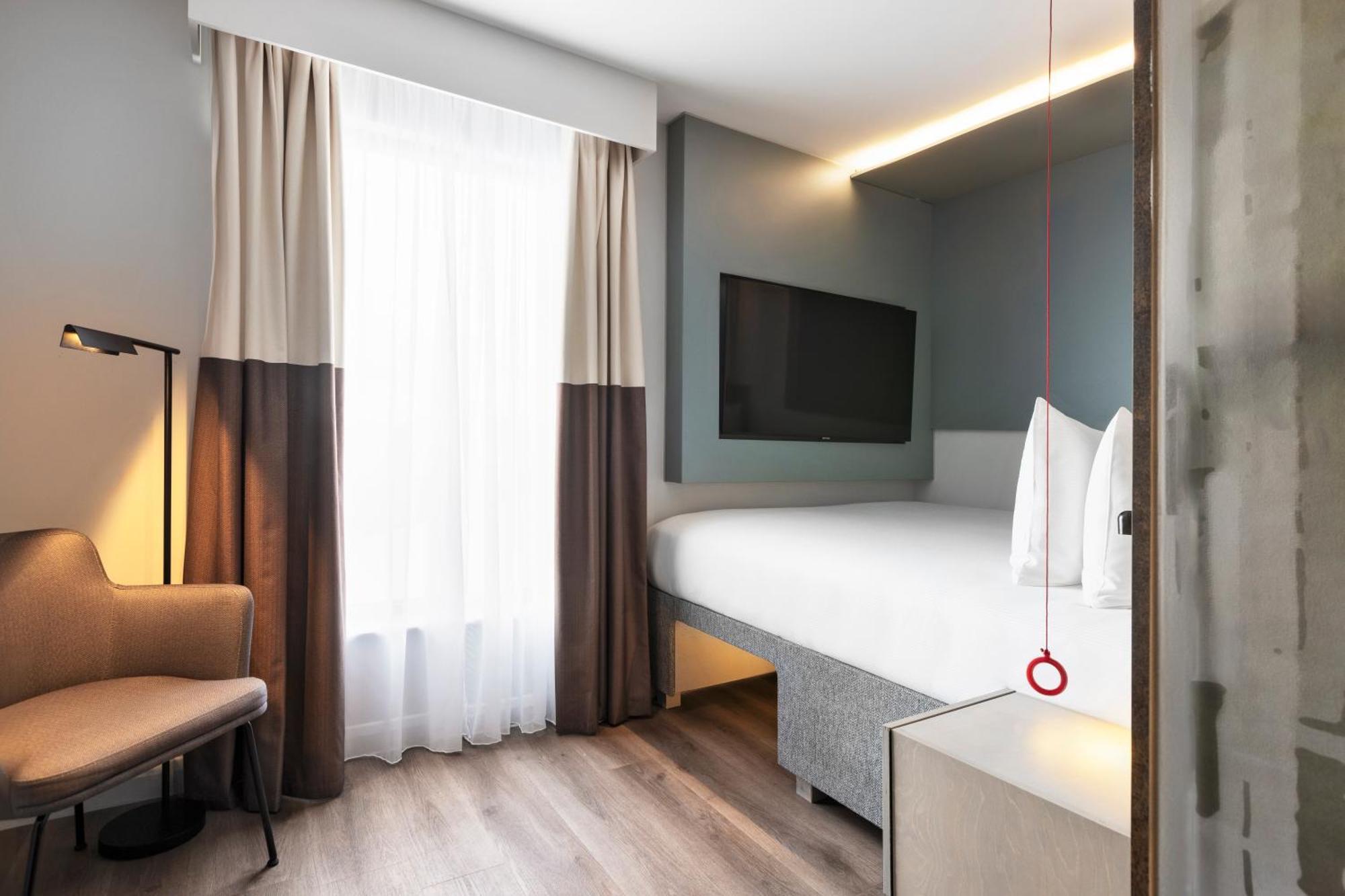 Spark By Hilton London Ромфорд Екстериор снимка