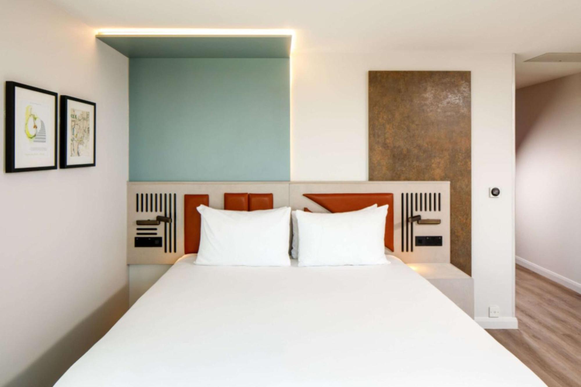 Spark By Hilton London Ромфорд Екстериор снимка