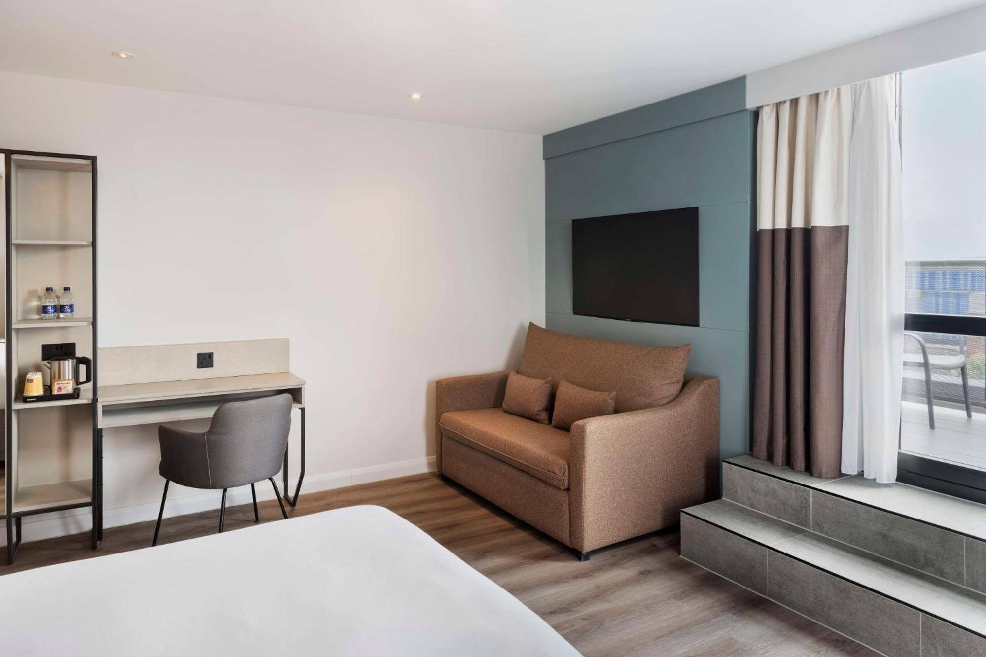 Spark By Hilton London Ромфорд Екстериор снимка