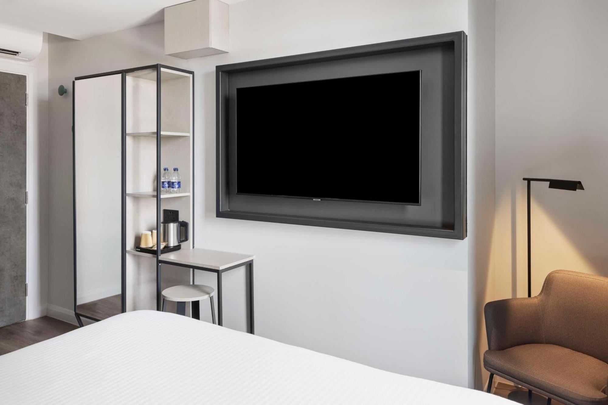 Spark By Hilton London Ромфорд Екстериор снимка