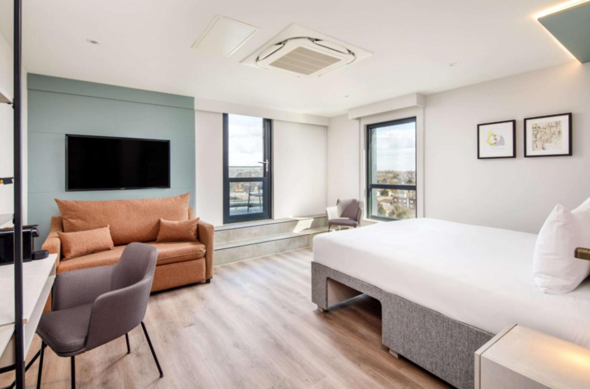 Spark By Hilton London Ромфорд Екстериор снимка