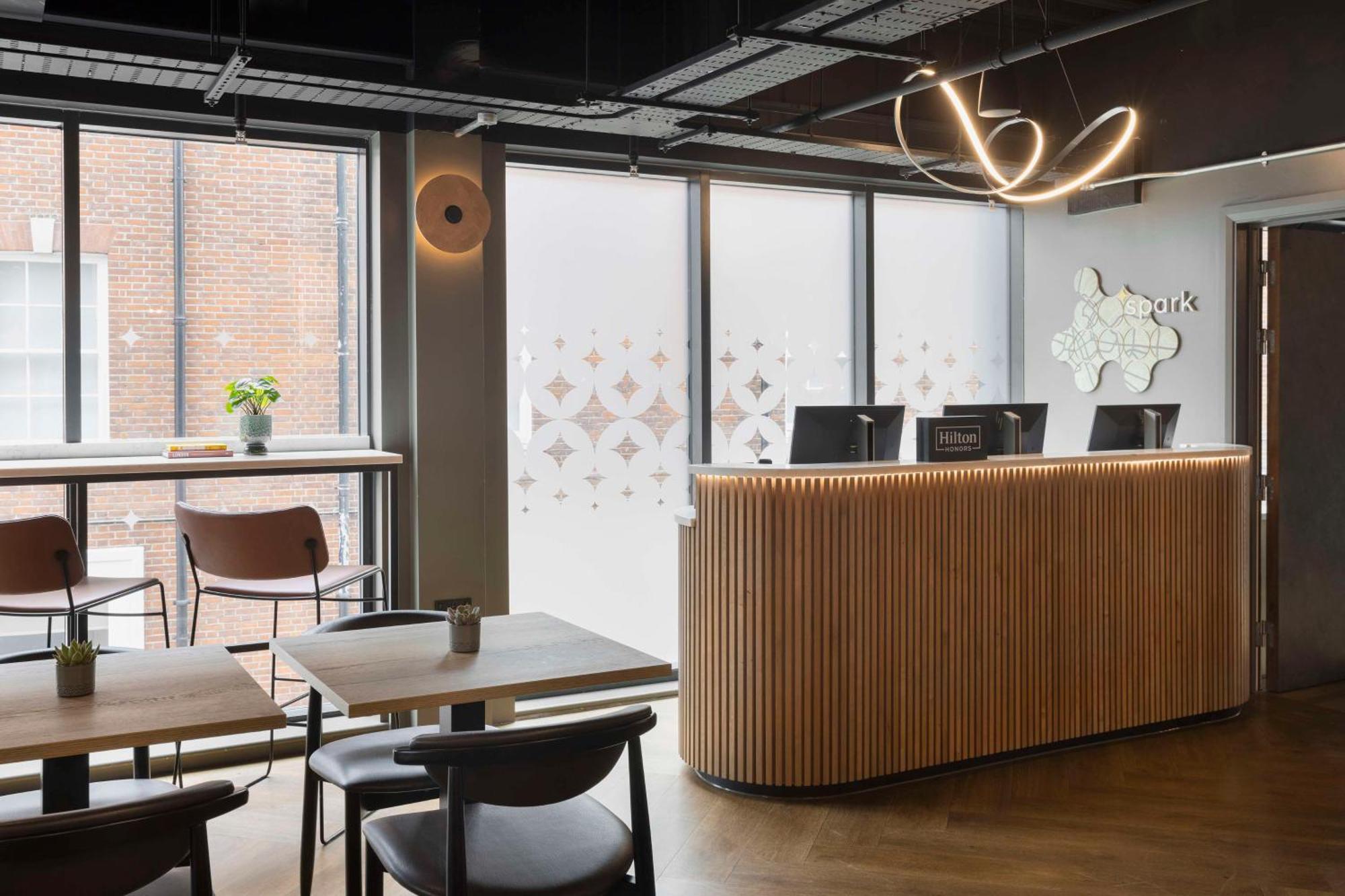 Spark By Hilton London Ромфорд Екстериор снимка