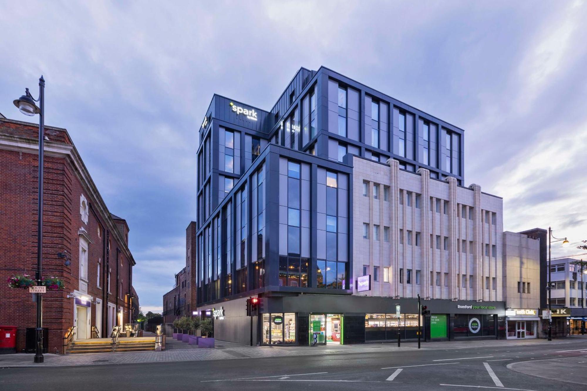 Spark By Hilton London Ромфорд Екстериор снимка
