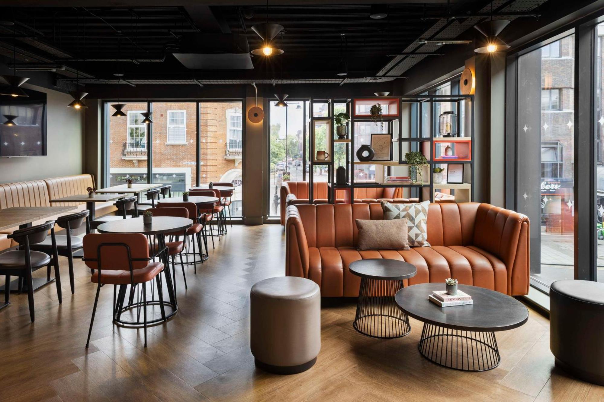 Spark By Hilton London Ромфорд Екстериор снимка