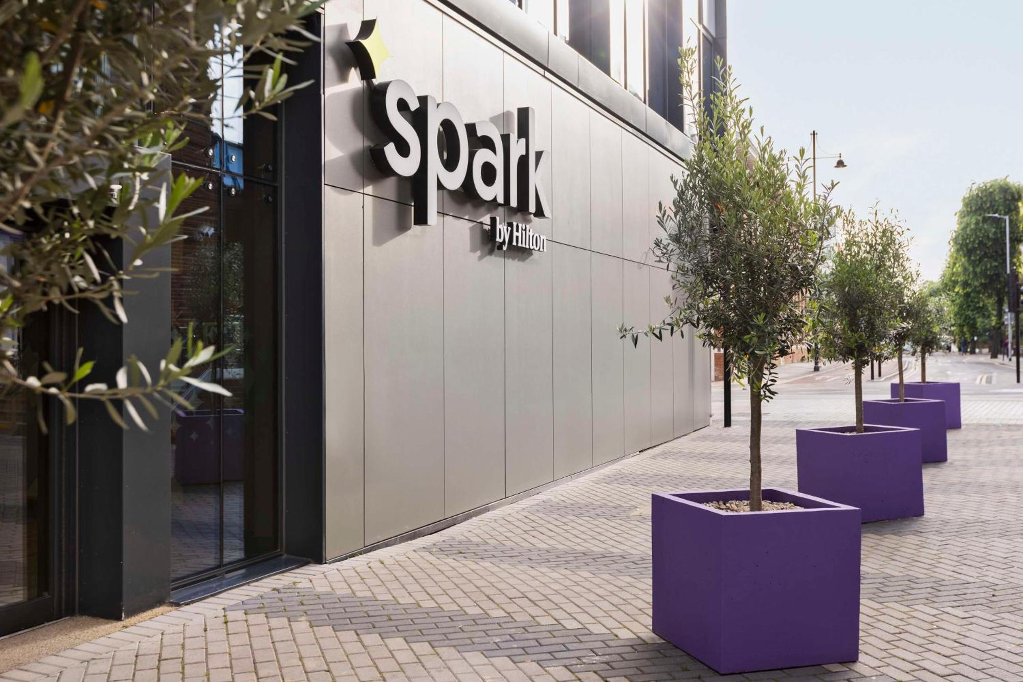 Spark By Hilton London Ромфорд Екстериор снимка